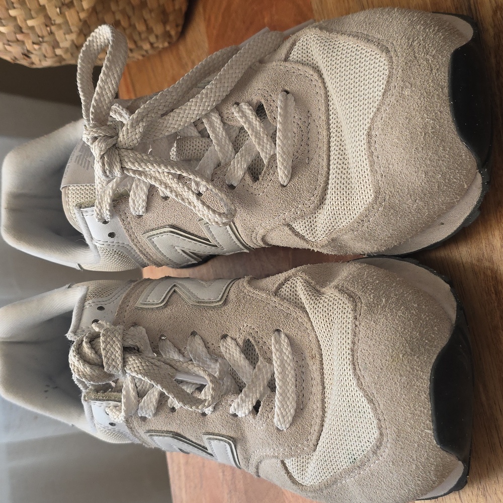 New Balance Cream and White Sneakers. Size 8 Men / 9.5 Women - Picture 4 of 9